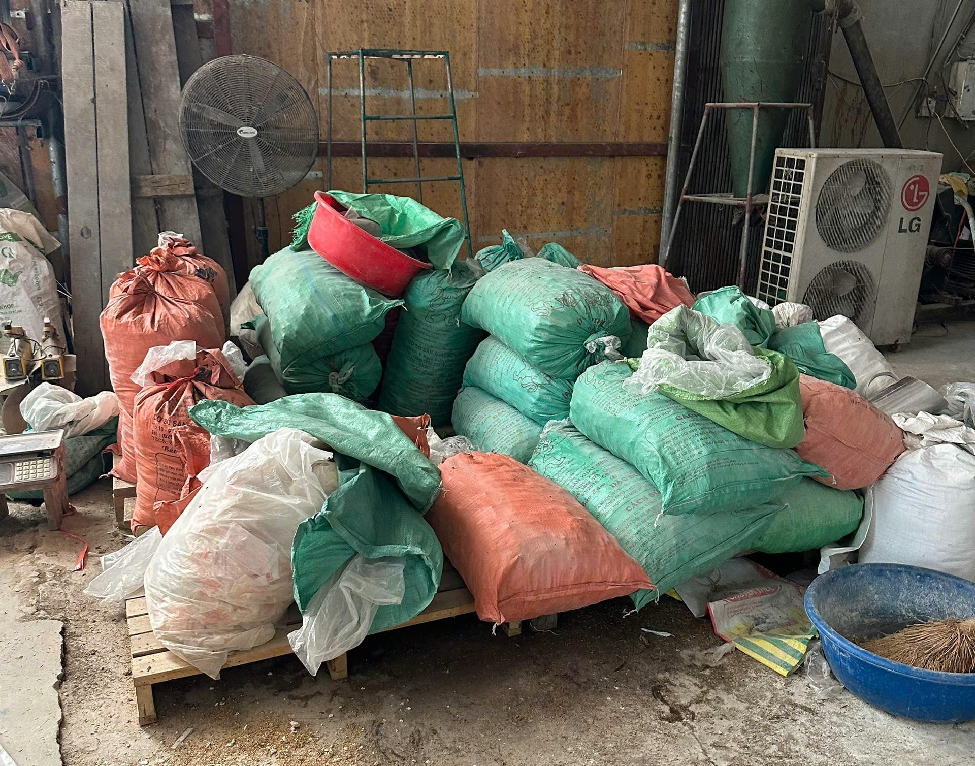 Công an xã Vĩnh Am: Phát hiện, xử lý một cơ sở sản xuất rượu gạo không có giấy phép và không đảm bảo an toàn thực phẩm